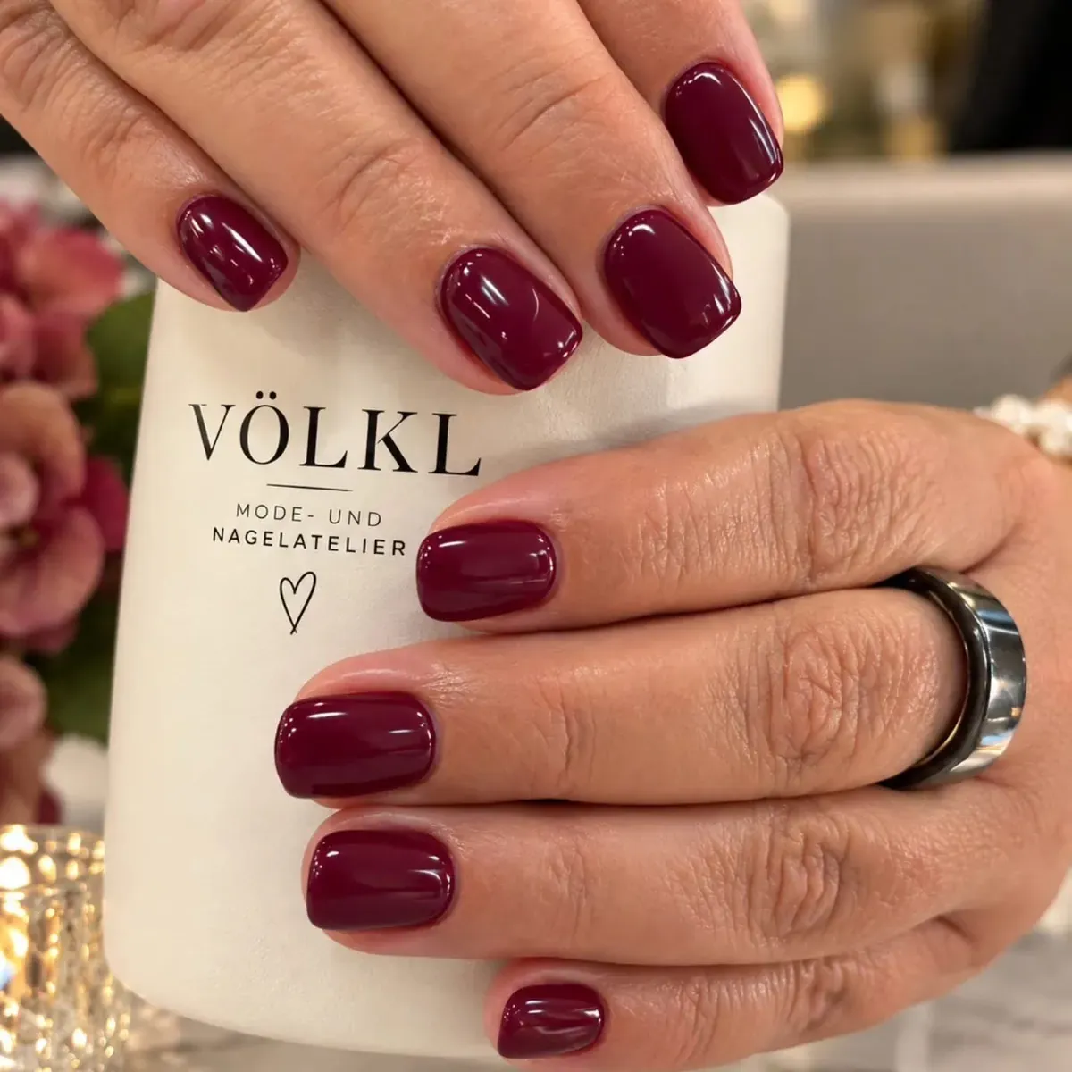 Gelnägel in Bordeaux mit glänzendem Finish, gestaltet im Mode- und Nagelatelier Völkl in Haar bei München