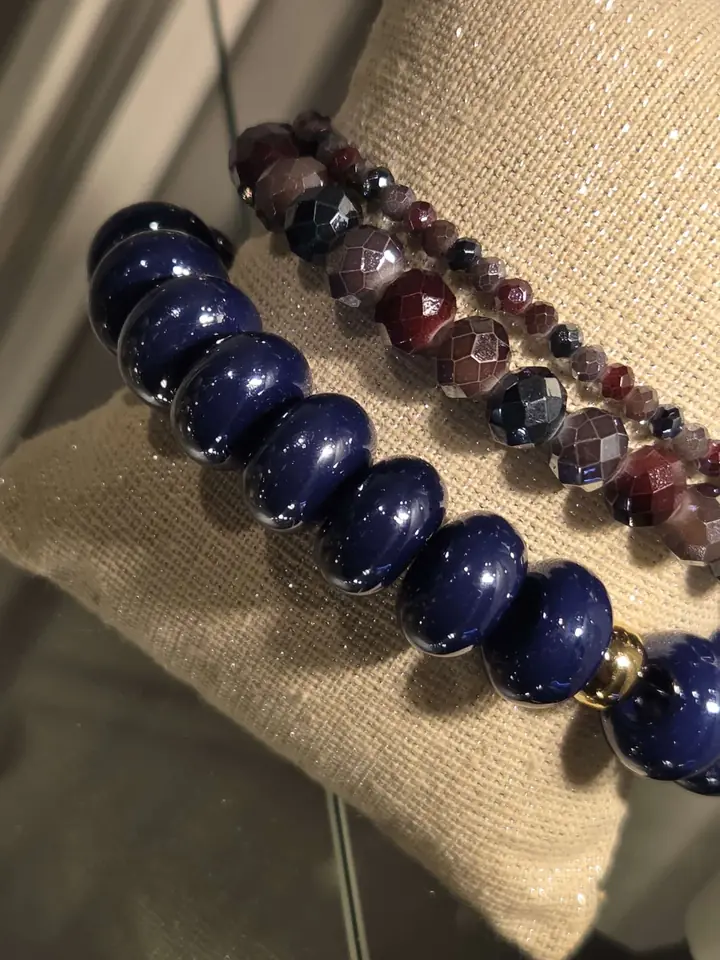Armband mit großen glänzenden Perlen in Nachtblau und goldfarbenem Zwischenstück, dazu facettierte Perlen in Bordeaux, Pflaume und Nachtblau, Accessoires zur Herbstmode 2026 im Mode-Atelier Völkl, Haar bei München