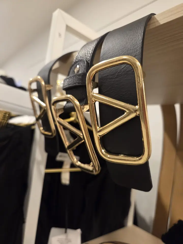 Schwarze Gürtel mit großen goldfarbenen Schnallen, Accessoires zur Herbstmode 2026 im Mode-Atelier Völkl, Haar bei München