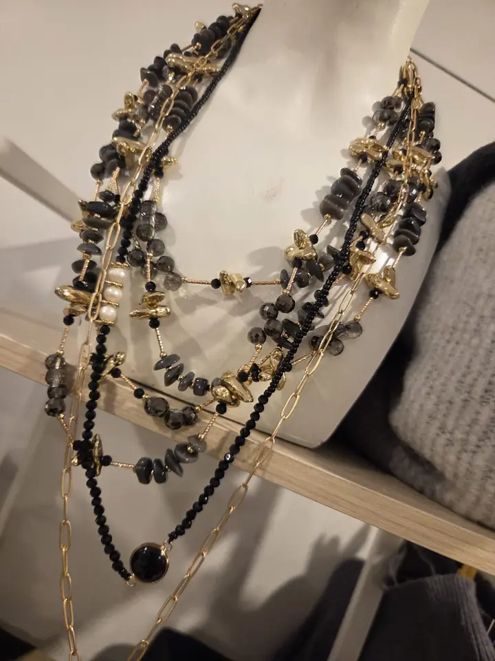 Mehrere lange Ketten in Schwarz und Gold mit facettierten Perlen, rauchgrauen Steinen, Perlmutt und goldfarbener Gliederkette, Accessoires zur Herbstmode 2026 im Mode-Atelier Völkl, Haar bei München