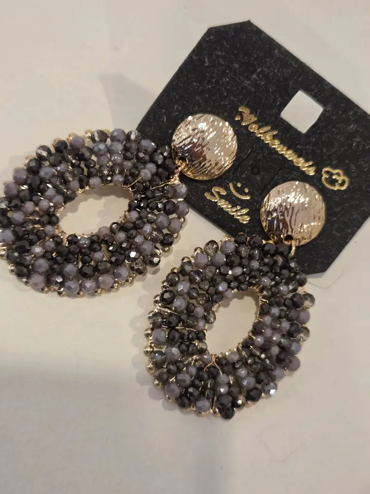 Ovale Ohrringe aus facettierten Perlen in Mauve-Grau, Schwarz und Rauchgrau, auf goldfarbenem Draht gefasst, mit goldfarbenen Steckern, Accessoires zur Herbstmode 2026 im Mode-Atelier Völkl, Haar bei München