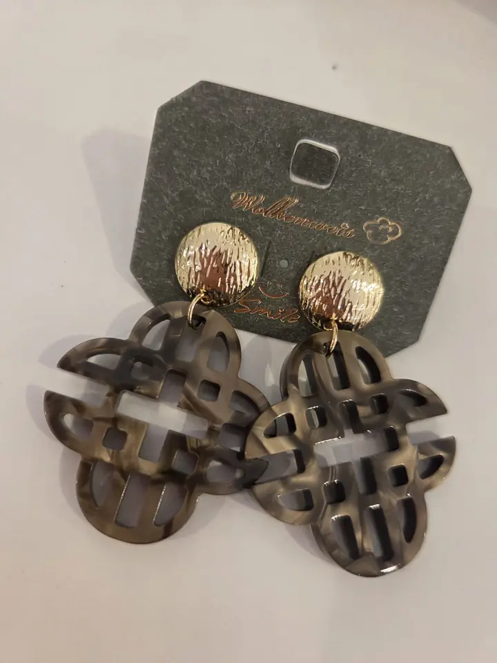Ornament-Ohrringe in marmorierter Optik in Taupe mit Perlmuttschimmer und goldfarbenen Steckern, Accessoires zur Herbstmode 2026 im Mode-Atelier Völkl, Haar bei München