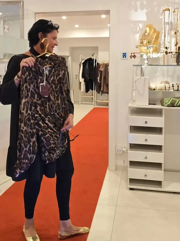 Oberteil mit Leoparden-Print wird auf dem Laufsteg präsentiert, Herbstmodenschau 2026 im Mode-Atelier Völkl in Haar bei München