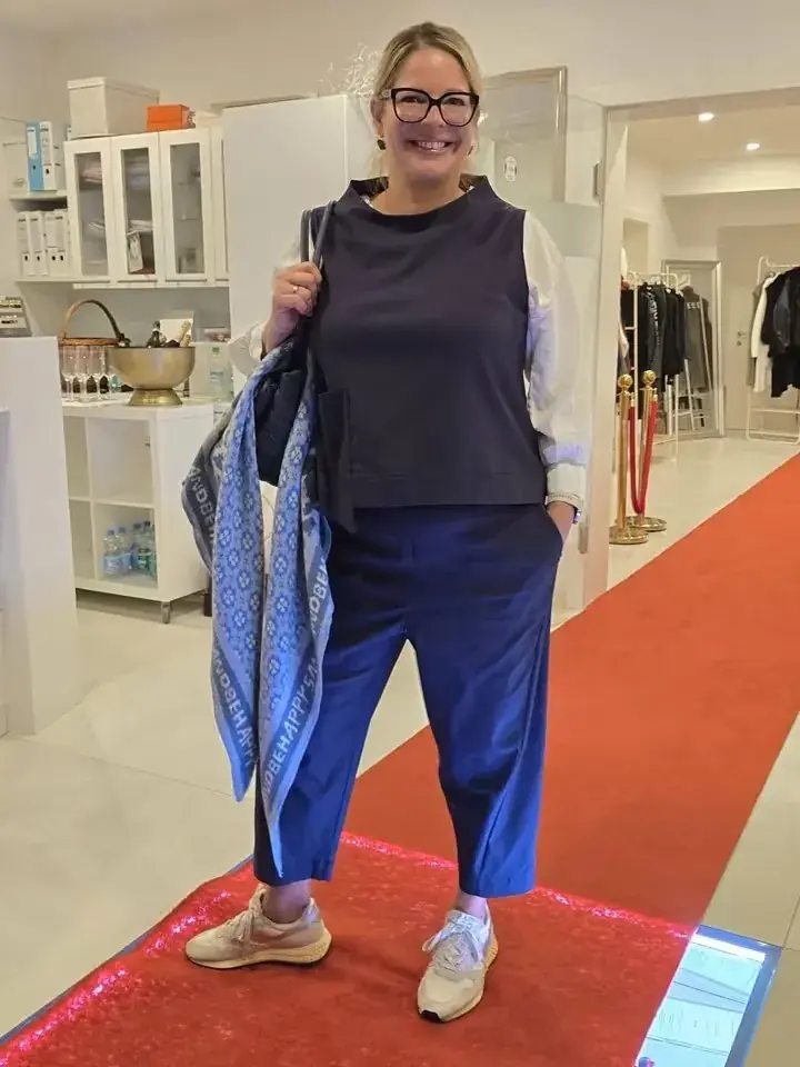 Lässiger Herbstlook: Oberteil in Marine über weißer Bluse, Hose in Royalblau und gemustertes Tuch, Herbstmodenschau 2026 im Mode-Atelier Völkl, Haar