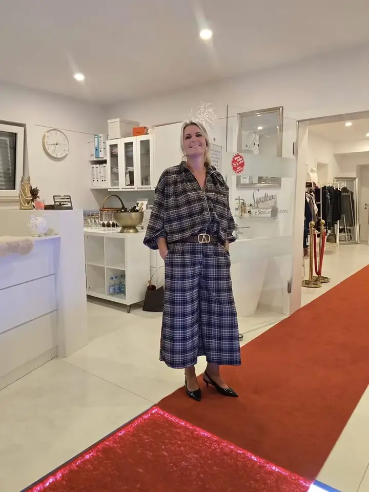 Karo-Ensemble in Marine mit weiter Hose und Gürtel mit Goldschnalle, Herbstmodenschau 2026 im Mode-Atelier Völkl bei München